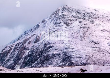 Ogwen Valley in reinem weißen Schnee Stockfoto