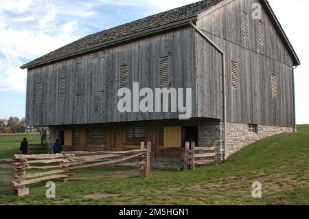 Amish Country Byway - 1830er Barn Replica. Die Teilnehmer des Workshops erhalten einen nahen Blick auf eine Nachbildung einer Scheune im Stil der 1830er Jahre im Amish and Mennonite Heritage Center auf dem Amish Country Byway in Ohio. Lage: Amish und Mennonite Heritage Center, Ohio (40,567° N 81,780° W) Stockfoto