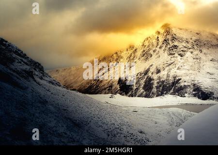 Ogwen Valley in reinem weißen Schnee Stockfoto