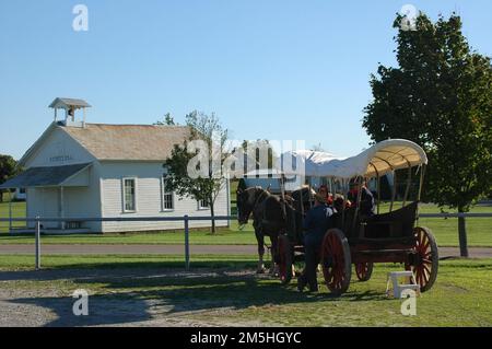 Amish Country Byway - Pferdewagen im ein-Zimmer-Schulhaus. Im Amish and Mennonite Heritage Center in Holmes County, Ohio, sprechen Gäste mit einem Kutscher über die Traditionen der lokalen Kulturen. Lage: Nahe Berlin, Ohio (40,555° N 81,819° W) Stockfoto