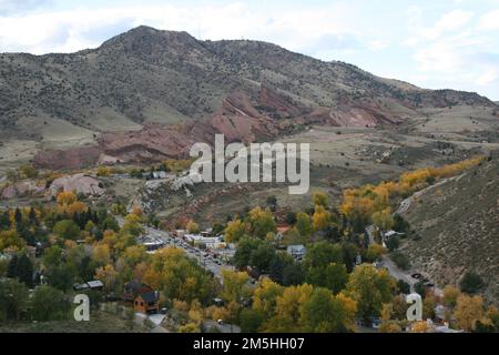 Lariat Loop Scenic and Historic Byway - mit Blick auf die historische Stadt Morrison. Dies ist eine Ausstellung der Schönheit, die die historische Stadt Morrison umgibt. Die Blätter aus Pappelholz werden gelb, entlang des Bear Creek, der durch die Mitte der Stadt verläuft. Red Rocks Park und Ampitheatre sind im Norden der Stadt zu sehen und bieten einen wunderschönen roten Kontrast zu den gelben Blattcottonwoods. Mount Morrison und Dinosaur Ridge sind auch nördlich der Stadt zu sehen und bilden ein Tal, durch das der Mount Vernon Creek fließt. Es ist eine wunderschöne Herbstszene in dieser historischen Umgebung. Morrison, Colorado Stockfoto