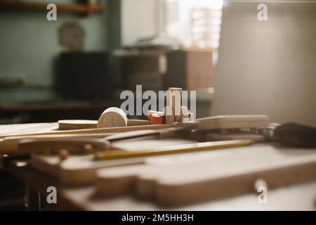 Zimmermannstisch-Nahaufnahme. Möbeldetails und Zimmermannswerkzeug, selektiver Fokus. Stockfoto