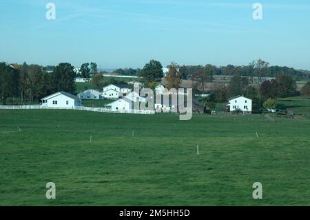 Amish Country Byway - White Farms. Weiß ist eine beliebte Farbe, um Häuser und Bauernhäuser im Amish Country zu streichen. Standort: Ohio (40,546° N 81,758° W) Stockfoto