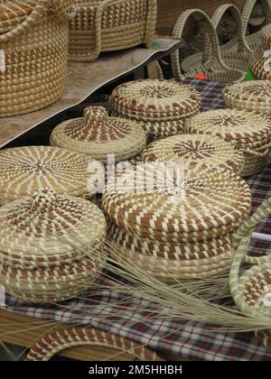 Edisto Island National Scenic Byway - Sweetgrass Baskets - Eine Gullah-Tradition. Das Erbe der Gullah liegt heute in den geschickten Händen der Korbweber von Süßgras, die komplexe Designs mit lokalen Pflanzenmaterialien erstellen. Standort: South Carolina (32,560° N 80,280° W) Stockfoto