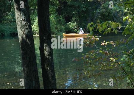 Millstone Valley Scenic Byway - Millstone River. Ein Mann paddelt in einem gelben Kajak auf dem Millstone River entlang, der die Bewegung der Truppen während des Unabhängigkeitskriegs geprägt hat und später Navigation und Kajakfahren ermöglichte. Lage: New Jersey Stockfoto