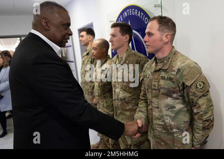 Verteidigungsminister Lloyd J. Austin III besucht US- und NATO-Truppen in Bratislava, Slowakei, 18. März 2022. Stockfoto