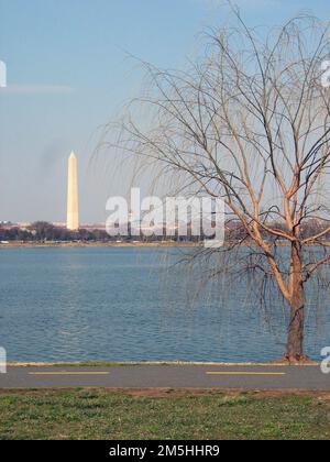 George Washington Memorial Parkway - Blick auf das Washington Monument vom George Washington Memorial Parkway. Vom Mount Vernon Trail neben dem Potomac River und dem George Washington Memorial Parkway erhalten Besucher einen perfekten Blick auf das Washington Monument. Virginia (38,880° N 77,052° W) Stockfoto