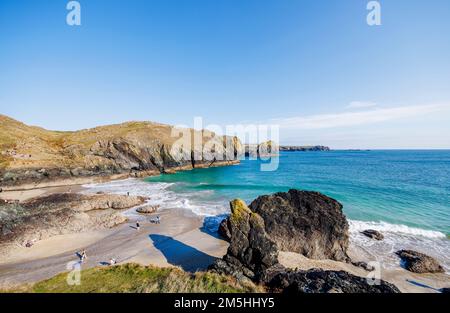 Küste und unberührte zerklüftete Landschaft am Kynance Cove auf der Lizard Peninsula an einem sonnigen Tag an der Südküste Cornwalls im Südwesten Englands Stockfoto