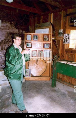 The Energy Loop: Huntington/Eccles Canyons Scenic Byway - Erklärung der Vergangenheit an der Stuart Guard Station. Ein USDA Forest Ranger bespricht eine Ausstellung in der Stuart Guard Station. Standort: Utah Stockfoto