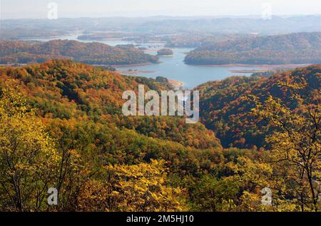 East Tennessee Crossing - die Seen der Kreuzung von Clinch Mountain. Von hoch oben auf dem Clinch Mountain kann man südlich über die bewaldeten, gewundenen Küsten des Cherokee Lake bis zu den nebligen Great Smoky Mountains in der Ferne sehen, eine lange, ruhige Aussicht auf ein breites Tal mit ausgedehnten Seen, die sich in alle Richtungen erstrecken. Diese Route und Landschaft führte an der East Tennessee Crossing vorbei – dem Warriors Path, der Wilderness Road und dem Dixie Highway. Standort: Tennessee (36,350° N 83,394° W) Stockfoto