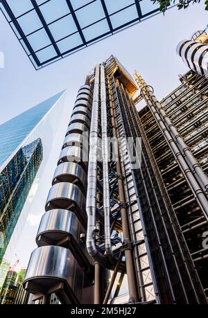 Das Äußere des berühmten Lloyds' Building in der Lime Street und das Scalpel von der Leadenhall Street, dem Finanzviertel der City of London, London EC3 Stockfoto