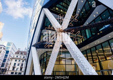 Das Äußere des berühmten Herkin-Gebäudes in St. Mary Axe im Finanzviertel der City of London, London, Großbritannien, mit dekorativen Weihnachtslichtern Stockfoto