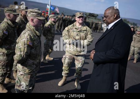 Verteidigungsminister Lloyd J. Austin III spricht zu Soldaten, die dem 2. Kavallerie-Regiment in Bulgarien am 18. März 2022 zugeteilt wurden. Stockfoto