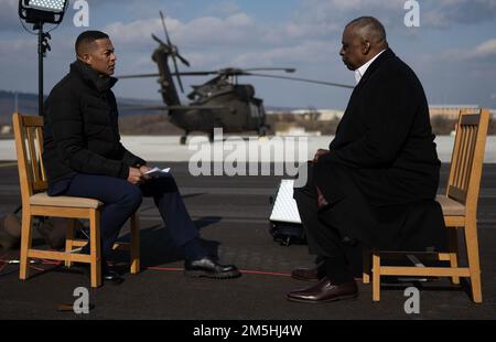 Verteidigungsminister Lloyd J. Austin III wird am 18. März 2022 von CNN's Don Lemon in Bulgarien interviewt. Stockfoto