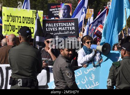 Jerusalem, Israel. 03. Juni 2014. Israelis hissen Fahnen und Banner während eines Protests gegen Benjamin Netanjahus neue Regierung außerhalb der israelischen Knesset, dem Parlament, am Donnerstag, den 29. Dezember 2022. Politische Analysten sagen, dass Netanjahus Rückkehr an die Macht die religiöseste und rechtsextreme Regierung in der Geschichte Israels bringen wird. Foto von Debbie Hill/ Kredit: UPI/Alamy Live News Stockfoto