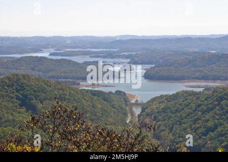 East Tennessee Crossing - Blick vom Clinch Mountain. Vom hohen Clinch Mountain und den gewundenen Küstenabschnitten des Cherokee Lake bietet sich den Reisenden eine lange, ruhige Aussicht auf das breite Tal mit ausgedehnten Seen, die sich in alle Richtungen erstrecken. Diese Route und Landschaft führte durch den East Tennessee Crossing Byway – den Warriors Path, die Wilderness Road und den Dixie Highway. Standort: Tennessee (36,350° N 83,394° W) Stockfoto