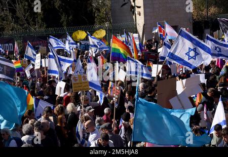 Jerusalem, Israel. 03. Juni 2014. Israelis hissen Fahnen und Banner während eines Protests gegen Benjamin Netanjahus neue Regierung außerhalb der israelischen Knesset, dem Parlament, am Donnerstag, den 29. Dezember 2022. Politische Analysten sagen, dass Netanjahus Rückkehr an die Macht die religiöseste und rechtsextreme Regierung in der Geschichte Israels bringen wird. Foto von Debbie Hill/ Kredit: UPI/Alamy Live News Stockfoto