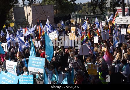 Jerusalem, Israel. 03. Juni 2014. Israelis hissen Fahnen und Banner während eines Protests gegen Benjamin Netanjahus neue Regierung außerhalb der israelischen Knesset, dem Parlament, am Donnerstag, den 29. Dezember 2022. Politische Analysten sagen, dass Netanjahus Rückkehr an die Macht die religiöseste und rechtsextreme Regierung in der Geschichte Israels bringen wird. Foto von Debbie Hill/ Kredit: UPI/Alamy Live News Stockfoto