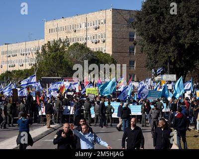 Jerusalem, Israel. 03. Juni 2014. Die israelische Polizei hat am Donnerstag, den 29. Dezember 2022, vor der israelischen Knesset, dem Parlament, einen Protest gegen Benjamin Netanjahus neue Regierung abgefaßt. Politische Analysten sagen, dass Netanjahus Rückkehr an die Macht die religiöseste und rechtsextreme Regierung in der Geschichte Israels bringen wird. Foto von Debbie Hill/ Kredit: UPI/Alamy Live News Stockfoto