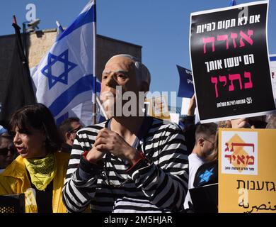 Jerusalem, Israel. 03. Juni 2014. Ein israelischer Aktivist trägt eine Maske von Benjamin Netanjahu in einer Gefängnisuniform während eines Protests gegen Netanjahus neue Regierung außerhalb der israelischen Knesset, dem Parlament, am Donnerstag, den 29. Dezember 2022. Politische Analysten sagen, dass Netanjahus Rückkehr an die Macht die religiöseste und rechtsextreme Regierung in der Geschichte Israels bringen wird. Foto von Debbie Hill/ Kredit: UPI/Alamy Live News Stockfoto