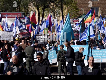 Jerusalem, Israel. 03. Juni 2014. Die israelische Polizei hat am Donnerstag, den 29. Dezember 2022, vor der israelischen Knesset, dem Parlament, einen Protest gegen Benjamin Netanjahus neue Regierung abgefaßt. Politische Analysten sagen, dass Netanjahus Rückkehr an die Macht die religiöseste und rechtsextreme Regierung in der Geschichte Israels bringen wird. Foto von Debbie Hill/ Kredit: UPI/Alamy Live News Stockfoto