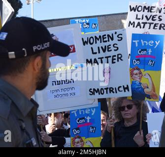 Jerusalem, Israel. 03. Juni 2014. Israelis hissen Fahnen und Banner während eines Protests gegen Benjamin Netanjahus neue Regierung außerhalb der israelischen Knesset, dem Parlament, am Donnerstag, den 29. Dezember 2022. Politische Analysten sagen, dass Netanjahus Rückkehr an die Macht die religiöseste und rechtsextreme Regierung in der Geschichte Israels bringen wird. Foto von Debbie Hill/ Kredit: UPI/Alamy Live News Stockfoto