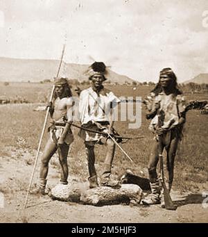 Eine Gruppe von Apachen-Indianern, die in den 1870er Jahren fotografiert wurden. Stockfoto