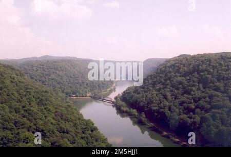 Midland Trail - Vogelperspektive vom Hawk's Eye Nest. Am Hawk's Eye Nest bietet sich ein „berühmter Blick“ auf den Fluss und die Brücken darunter. Standort: West Virginia Stockfoto