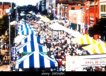 Woodward Avenue (M-1) - Automotive Heritage Trail - Kunst, Beats und Restaurants. Gestreifte Zelte säumen das Street of the Arts, Beats, and Eats Festival. Standort: Michigan (42,335° N 83,049° W) Stockfoto