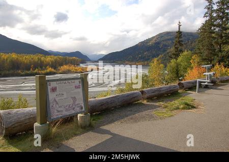 Haines Highway - Valley of the Eagles - Klehini River Aussichtsplattform. Eine Informationsgruppe im Klehini River Scenic Viewing Area beschreibt die Geschichte der Ausdehnung des Chilkat River Valley. Die Gegend bietet auch Möglichkeiten, um nach Wildtieren entlang der Ufer des Flusses und Adler in den Bäumen zu suchen. Haines Burough, Alaska Stockfoto