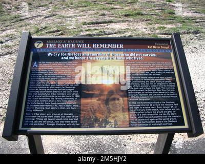 Pioneer Historic Byway - Hinweisschild am Bear River Massacre Site: „The Earth will Remember“. Wir rufen um den Verlust und die Opfer derer, die nicht überlebt haben, und wir ehren die Stärke derer, die gelebt haben, ist die stolze Erklärung auf diesem interpretierenden Schild am Schauplatz des größten indischen Massakers im Westen. Die Folgen des Massakers auf der Schoschone werden beschrieben. Ort: Bear River Massacre Overlook, Idaho (42,151° N 111,908° W) Stockfoto