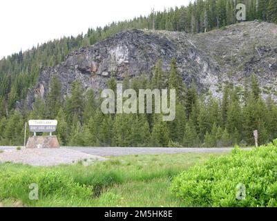 Cascade Lakes Scenic Byway - Lava Rock Cliffs. Die Lava Rock Cliffs steigen steil entlang der Straße zum Todd Lake auf. Standort: Oregon (44,033° N 121,753° W) Stockfoto