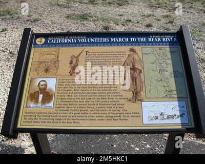 Pioneer Historic Byway - Hinweisschild am Bear River Massacre Site: „California Volunteers March to the Bear River“. Dieses Schild beschreibt die Reise von Oberst Patrick Edward Conner und Freiwilligen, die aus Kalifornien kamen und an diesem Kulturkonflikt teilgenommen haben. Auf diesem Schild befinden sich Fotos der Armee und eine Karte in Sepia-Tönen. Ort: Bear River Massacre Overlook, Idaho (42,151° N 111,908° W) Stockfoto