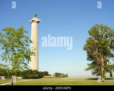 Lake Erie Coastal Ohio Trail - Perry Victory & International Peace Memorial. Perry's Victory and International Peace Memorial ist eine Hommage an den internationalen Frieden und überblickt den Eriesee an einem hellen Sommertag. Ohio (41,653° N 82,813° W) Stockfoto