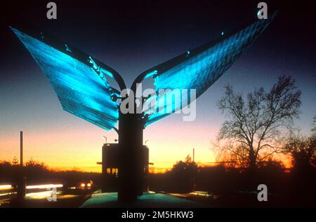 Woodward Avenue (M-1) - Automotive Heritage Trail - Cranbrook Educational Community Eingang Woodward. Neonblau markiert diese Skulptur am Eingang zur Cranbrook Educational Community. Standort: Michigan (42,329° N 83,045° W) Stockfoto