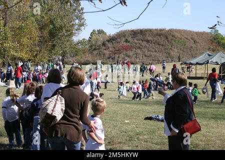 Great River Road - Winterville Mounds. In Winterville Mounds, einer der größten indischen Hügelgruppen im Mississippi Valley, treffen sich viele Besucher. Mississippi (33,486° N 91,062° W) Stockfoto