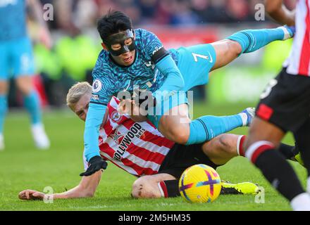 26. Dez. 2022 - Brentford gegen Tottenham Hotspur - Premier League - GTECH Community Stadium Tottenham's Heung-Min Son wird von Ben Mee während des Premier League-Spiels im GTECH Community Stadium angegriffen. Bild : Mark Pain / Alamy Live News Stockfoto