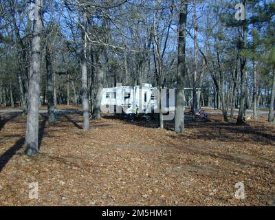 River Road Scenic Byway - Erholungsgebiet am Old Orchard Campground. Der Old Orchard Campground liegt am Ufer des Foote Pond. Die Campingplätze sind gut schattig und bieten viel Platz für große Anhänger und Wohnmobile. Dieser Campingplatz ist an Sommerwochenenden voll und wird an Feiertagswochenenden voll. Lage: Old Orchard Campground, Foote Pond, Michigan Stockfoto