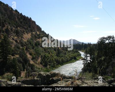 Pioneer Historic Byway - Der Sich Entlang Des Hells Canyon Schlängelt. Der Hells Canyon schlängelt sich am Fuß des Berges von diesem felsigen Aussichtspunkt über dem Fluss entlang. Lage: Hells Canyon Reservoir, Idaho (44,984° N 116,827° W) Stockfoto