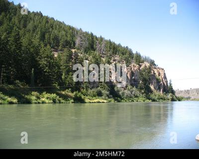 Pioneer Historic Byway - Schimmernde Pines. Die Kiefern auf diesem Berg spiegeln sich im schimmernden Wasser des Stausees wider, das vom Hells Canyon Dam gebildet wird. Lage: Hells Canyon Dam, Idaho (45,235° N 116,704° W) Stockfoto