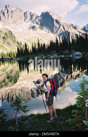 International Selkirk Loop - Wandern am Walhalla Drinnon Lake, BC. Der Walhalla Drinnon Lake liegt nördlich von Nelson, BC, im Valhalla Provincial Park. Der Zugang erfolgt mit dem Wassertaxi über den Slocan Lake zu einem Pfad auf Seeniveau, oder über das Dorf Slocan und dann über raue Schotterstraßen in das Innere des Parks. Dies ist ein Ort für ernsthafte Abenteuer im Hinterland. (49,765° N 117,480° W) Stockfoto