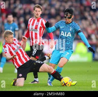 26. Dez. 2022 - Brentford gegen Tottenham Hotspur - Premier League - GTECH Community Stadium Tottenham's Heung-Min Son wird von Ben Mee während des Premier League-Spiels im GTECH Community Stadium angegriffen. Bild : Mark Pain / Alamy Live News Stockfoto