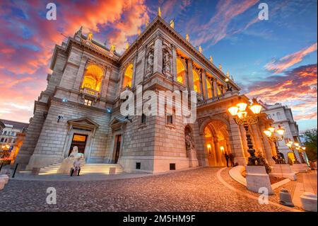 Die ungarische Königliche Staatsoper in Budapest, Ungarn bei Sonnenuntergang, gilt als eines der Meisterwerke des Architekten und das schönste in Europa. Stockfoto