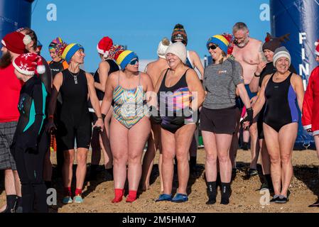 Schwimmer versammelten sich auf dem RNLI Charity Boxing Dap Dip in Southend on Sea, Essex, Großbritannien. Schwimmer bereit für ein Winterbad in der Themse Stockfoto