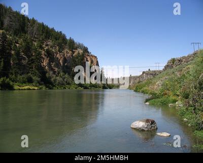 Pioneer Historic Byway - Sanftes Wasser. Das ruhige Wasser des Hells Canyon Reservoir wird von Klippen und hohen grünen Bäumen überblickt. Lage: Hells Canyon Dam, Idaho (45,237° N 116,705° W) Stockfoto