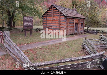 Lincoln Heritage Scenic Highway - Rekonstruktion von Lincoln's Boyhood Home. Ein geteilter Zaun und eine Blockhütte mit roter Abdichtung repräsentieren die Vergangenheit an der Abraham Lincoln Boyhood Home National Historic Site in Knob Creek, Kentucky. Ort: Knob Creek, Kentucky (37,535° N 85,732° W) Stockfoto