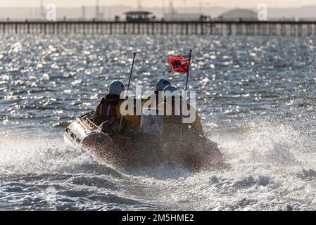 Mitglieder der Southend RNLI üben in der Nähe von Southend Beach. Sie operieren am Ende des Piers dahinter. Rettungsboot der Klasse D IB1 Stockfoto