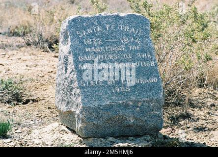 Santa Fe Trail - Daughters of the American Revolution Marker in Timpas. Dieser resolute Stein ist eine der Töchter der Marker der amerikanischen Revolution. Dieser spezielle Stein befindet sich bei Timpas auf den Comanche National Grasslands. Standort: Comanche National Grasslands, Timpas, Colorado (37,819° N 103,775° W) Stockfoto