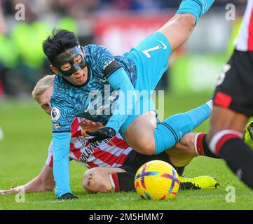 26. Dez. 2022 - Brentford gegen Tottenham Hotspur - Premier League - GTECH Community Stadium Tottenham's Heung-Min Son wird von Ben Mee während des Premier League-Spiels im GTECH Community Stadium angegriffen. Bild : Mark Pain / Alamy Live News Stockfoto