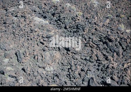 Volcanic Legacy Scenic Byway – Nahaufnahme von Lava bei Devil's Homestead. Der Lavafluss im Devil's Homestead besteht aus felsiger a'a Lava: Rau, schwarz und tückisch. Lage: Lava Beds National Monument, Kalifornien (41,794° N 121,562° W) Stockfoto